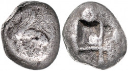 KLEINASIEN, IONIEN / Insel Chios, AR Didrachme (ca. 490 v.Chr). Sphinx l. sitzend. Rs.Viergeteiltes quadratum incusum. 7,29g.
f.ss
BMC 14.328.2ff.