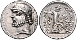 PARTHER, Phraates II., 138-127 v.Chr., AR Drachme. Ecbatana. Diad. Büste l. Rs.Bogenschütze auf Omphalos r. 4,76g.
vz
Mitch.493; Sellwood 16.1