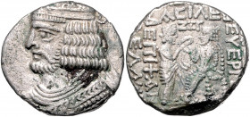 PARTHER, Vardanes II., 55-58, AR Tetradrachme Jahr 376 =55/6, Seleukia. Diadem. und gepanz. Büste l. Rs.Thronender König erhält Diadem von Tyche. 9,39...
