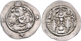 SASANIDEN, Hormizd IV., 579-590, AR Drachme, Jahr 8 =586, ZR =Zarang in Sistan. Gekrönte Büste r. Rs.Feueraltar. 4,09g.
ss
Vgl.Mitch.1095f