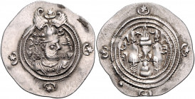 SASANIDEN, Xusro II., 590-628, AR Drachme, Jahr 4 =593, AB =Abarsahr (Nisapur). Gekrönte Büste r. Rs.Feueraltar. 4,01g.
ss
Vgl.Mitch.1200f