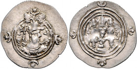 SASANIDEN, Xusro II., 590-628, AR Drachme, Jahr 7 =596, AH =Ahmadan (Hamadan). Gekrönte Büste r. Rs.Feueraltar. 4,06g.
ss
Vgl.Mitch.1138f