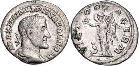 RÖMISCHES REICH, Maximinus I. Thrax, 235-238, AR Denar (236-238), Rom. Belorb. und drap. Büste r., MAXIMINVS PIVS AVG GERM. Rs.Victoria l. stehend, da...