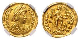 RÖMISCHES REICH, Honorius, 393-423, AV Solidus (402-406), RV =Ravenna. Diad.Büste r. Rs.Honorius r. stehend, in der Rechten Standarte, in der Linken G...