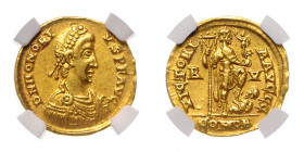 RÖMISCHES REICH, Honorius, 393-423, AV Solidus (402-406), RV =Ravenna. Diad.Büste r. Rs.Honorius r. stehend, in der Rechten Standarte, in der Linken G...