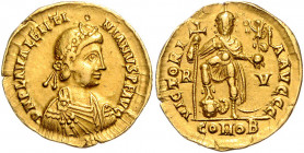RÖMISCHES REICH, Valentinian III., 425-455, AV Solidus, R V COMOB =Ravenna. Diad. Büste r. Rs.Kaiser steht r. mit kleiner Victoria auf Globus und Lang...