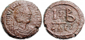 BYZANTINISCHES REICH, Justinian I., 527-565, AE 12 Nummion, Alexandria. Belorb. Büste r. Rs.Schrift. 5,58g.
ss
Sear 247; Ratto 247