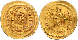 BYZANTINISCHES REICH, Mauricius Tiberius, 582-602, AV Solidus CONOB =Konstantinopel. Behelmte Büste frontal mit Kreuzglobus. Rs.Victoria frontal mit C...