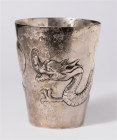 CHINA, Republik, 1912-1949, Kleiner Silberbecher (.900) mit fein von innen ausgetriebenem umlaufendem Drachen mit Perle, unten chines. Silberpunzen. 5...
