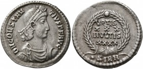 Constantius II, 337-361. Siliqua (Silver, 21 mm, 2.70 g, 7 h), Sirmium, 355-361. D N CONSTAN-TIVS P F AVG Pearl-diademed, draped and cuirassed bust of...