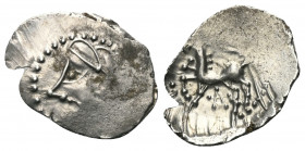 Gallien. Bituriges.

 Quinar (Silber).
Vs: Kopf links.
Rs: Pferde nach links stehend, darüber Schwert, darunter Pentagramm.

21 mm. 1,94 g. 

...