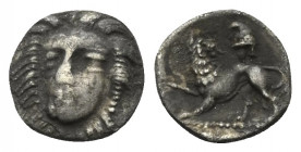 Kampanien. Phistelia.

 Obol (Silber). Um 350 v. Chr.
Vs: Weiblicher Kopf in Dreiviertelansicht links.
Rs: Löwe nach links stehend, Kopf nach rech...