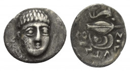 Kampanien. Phistelia.

 Obol (Silber). Ca. 325 - 275 v. Chr.
Vs: Männlicher Kopf in Dreiviertelansicht rechts.
Rs: Getreidekorn und Muschel, darüb...