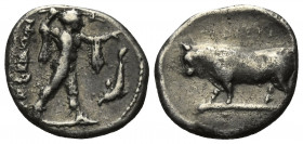 Lukanien. Poseidonia.

 Stater (Silber). Ca. 410 - 350 v. Chr.
Vs: Poseidon mit erhobenem Dreizack nach rechts stehend; im Feld rechts Delfin nach ...