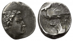 Bruttium. Kroton.

 Drachme (Silber). Ca. 280 - 250 v. Chr.
Vs: Jugendlicher Kopf des Herakles mit Tainia rechts.
Rs: Eule auf Getreideähre nach l...