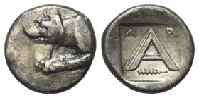 Argolis. Argos.

 Triobol (Silber). Ca. 320 - 270 v. Chr.
Vs: Vorderteil eines Wolfes links.
Rs: A, darüber A - P, darunter Keule; das Ganze in ve...