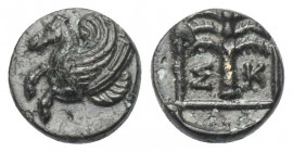 Troas. Skepsis.

 Bronze. Ca. 400 - 310 v. Chr.
Vs: Pegasosrhyton nach links.
Rs: Palme in Linienrechteck.

10 mm. 1,45 g. 

SNG Copenhagen 47...