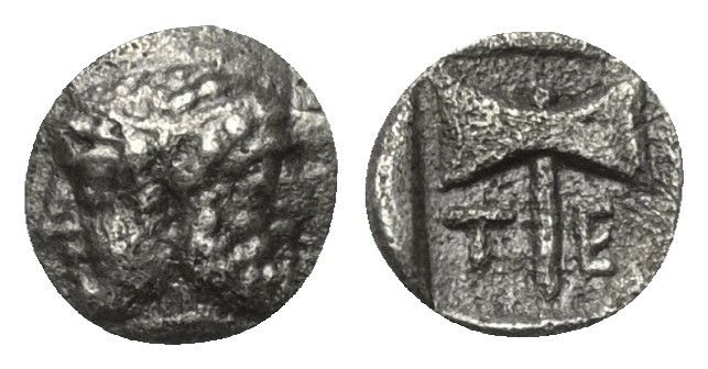 Inseln vor Troas. Tenedos.

 Obol (Silber). Ca. 450 - 387 v. Chr.
Vs: Janusfö...