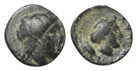 Aiolis. Autokane.

 Bronze. 4. Jhdt. v. Chr.
Vs: Kopf des Apollon rechts.
Rs: Weiblicher Kopf rechts; im Feld links Kornähre.

10 mm. 0,64 g. 
...