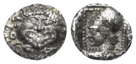 Lesbos. Methymna.

 Diobol (Silber). Ca. 500 - 460 v. Chr.
Vs: Gorgonenhaupt en face.
Rs: Kopf der Athena mit korinthischem Helm links, das Ganze ...