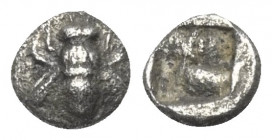 Ionien. Ephesos.

 Obol (Silber). Um 550 v. Chr.
Vs: Biene.
Rs: Quadratum Incusum.

7 mm. 0,47 g. 

Karwiese Series III, 19.
 Vorzüglich.