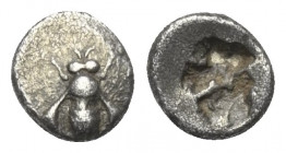 Ionien. Ephesos.

 Obol (Silber). Um 550 v. Chr.
Vs: Biene.
Rs: Incusum.

8 mm. 0,54 g. 

SNG Kayhan 115.
 Vorzüglich.