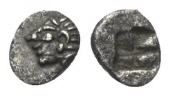 Ionien. Kolophon.

 Tetartemorion (Silber). Ca. 530 - 500 v. Chr.
Vs: Archaischer Kopf des Apollon rechts.
Rs: Quadratum incusum.

5 mm. 0,18 g....