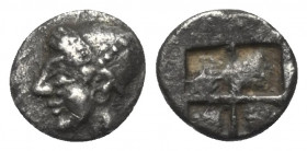 Ionien. Phokaia.

 Diobol (Silber). Ca. 510 - 494 v. Chr.
Vs: Archaischer Kopf der Athena mit Helm links.
Rs: Quadratum incusum.

10 mm. 0,92 g....