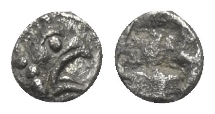 Ionien. Teos.

 Tetartemorion (Silber). Ca. 510 - 500 v. Chr.
Vs: Greifenkopf...