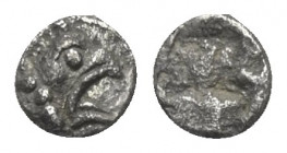 Ionien. Teos.

 Tetartemorion (Silber). Ca. 510 - 500 v. Chr.
Vs: Greifenkopf rechts.
Rs: Unregelmäßiges Quadratum incusum.

6 mm. 0,23 g. 

M...