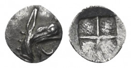 Ionien. Teos.

 Tetartemorion (Silber). Ca. 500 - 450 v. Chr.
Vs: Greifenkopf rechts.
Rs: Viergeteiltes Quadratum incusum.

8 mm. 0,23 g. 

Ba...