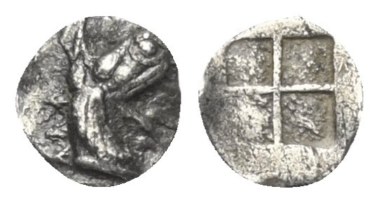 Ionien. Teos.

 Tetartemorion (Silber). Ca. 500 - 450 v. Chr.
Vs: Greifenkopf...