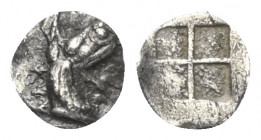 Ionien. Teos.

 Tetartemorion (Silber). Ca. 500 - 450 v. Chr.
Vs: Greifenkopf rechts.
Rs: Viergeteiltes Quadratum incusum.

7 mm. 0,22 g. 

Ba...