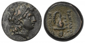 Seleukidisches Königreich. Tryphon (142 - 138 v. Chr.).

 Bronze.
Vs: Kopf mit Diadem rechts.
Rs: Makedonischer Helm mit Hörnern links.

18 mm. ...