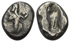 Achaimenidisches Königreich. Xerxes I. - Dareios II. (ca. 480 - 420 v. Chr.).

 Siglos (Silber). Sardeis.
Vs: Großkönig mit Speer und Bogen im Knie...
