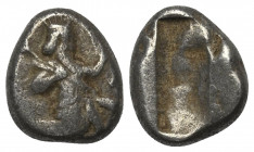 Achaimenidisches Königreich. Xerxes I. - Dareios II. (ca. 480 - 420 v. Chr.).

 Siglos (Silber). Sardeis.
Vs: Großkönig mit Speer und Bogen im Knie...