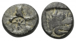 Achaimenidisches Königreich. Artaxerxes III. - Dareios III. (ca. 350 - 333 v. Chr.).

 Bronze. Ephesos (?).
Vs: BA. Großkönig mit Bogen und Speer i...