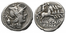 C. Cassius.

 Denar (Silber). 126 v. Chr. Rom.
Vs: Romakopf mit geflügeltem Helm nach rechts, dahinter Wahlurne und XVI (Ligatur).
Rs: Libertas in...