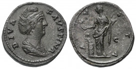 Faustina I. (gest. 141 n. Chr.).

 As. Nach 141 n. Chr. Rom.
Vs: DIVA FAVSTINA. Drapierte Büste rechts.
Rs: AVGVSTA / S - C. Vesta mit Patera und ...