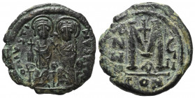 Iustinus II. (565 - 578 n. Chr.).

 Follis (40 Nummi). 571 / 572 n. Chr. Constantinopolis.
Vs: Justinus mit Kreuzglobus links und Sophia mit Kreuzs...