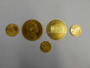 5 Goldmünzen. Dabei Österreich mit 1 Dukat 1915, 100 Kronen 1915 und 
100 Euro Wiener Philharmoniker 2009. Dazu 2 x 1 Sovereign England 
Elisabeth II....