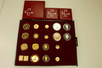 * 15 Goldmedaillen. Die Medaillen meist mit einem Bezug zur Schweiz wie
50 Jahre Swissair 1981 oder auch 700 Jahre Schweiz 1991.