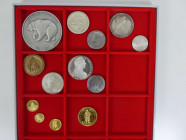 * 13 Münzen alle Welt. Dabei u.a. Goldmedaille auf das Trachten- und Alphirten-
fest in Unspunnen 1946, Dukat 1915 Österreich, 1/10 Unze Wiener 
Philh...