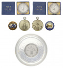 * 26.04.2022: Indian Olympic Games Medaille ist aus Kupfer / Nickel gefertigt 

Eine Partie mit verschiedenen Medaillen und Memorabilien zu verschie...