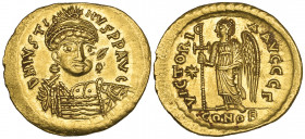 Justin I (518-527), solidus, Constantinople, 518-522, facing bust, rev., Victory standing left holding inverted Christogram-topped staff; officina Γ; ...