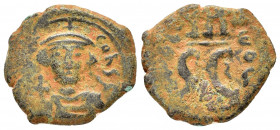 ARAB-BYZANTINE. Early Caliphate.(660-690).Fals.

Obv : Crowned imperial bust facing, holding globus cruciger.

Rev : Large cursive M above, S C below....