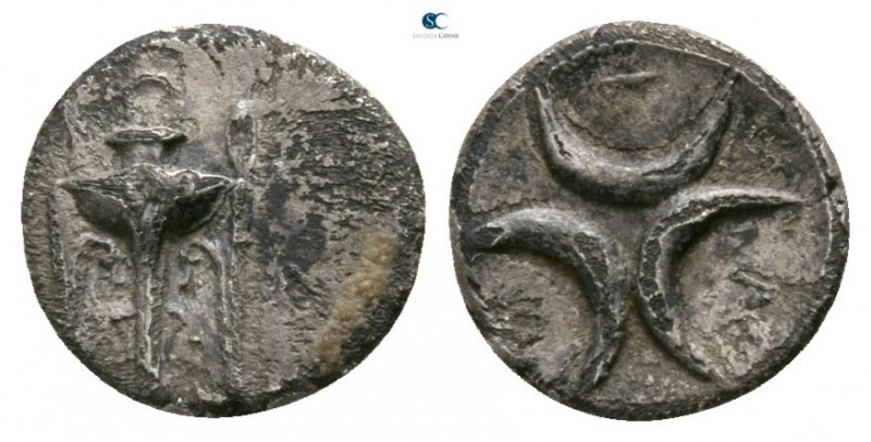 Bruttium. Kroton circa 400-350 BC. 
Obol AR

7mm., 0,42g.

Tripod / Three c...