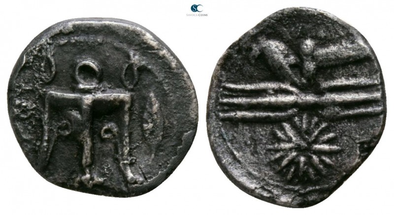 Bruttium. Kroton circa 400-350 BC. 
Triobol AR

10mm., 0,98g.

Tripod, leaf...