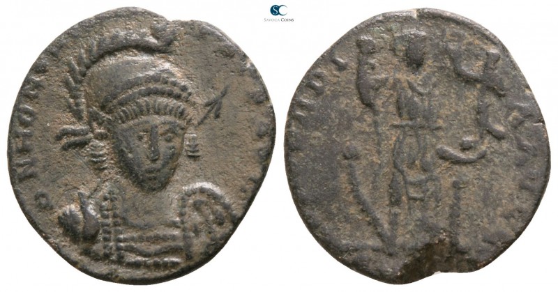 Honorius AD 393-423. Uncertain mint
Follis Æ

16mm., 2,46g.

D N HONORIVS P...