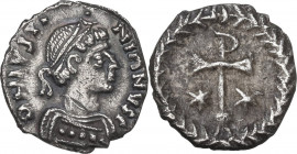 Justinian I (527-565). AR Half Siliqua. Ravenna mint. Obv. DN IVSTINIANVS C. Diademed bust right, wearing robe ornamented by row of pellets. Rev. Stau...